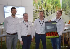 Teun Boomaerts, Peter Colbers, Pieter Stijnen en Geoffrey Hibbs tonen hun eerste Tobrfv- resistente tomaten